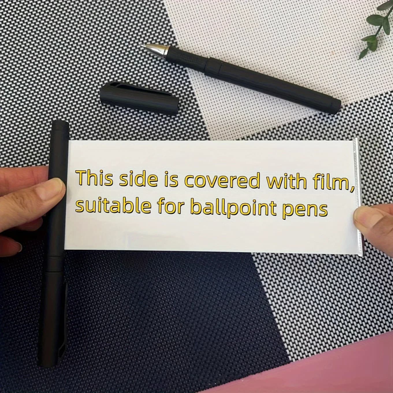 1 szt. wysuwany niewidoczny długopis – łatwy w użyciu, służy do dyskretnego pisania tajnych informacji, notatek lub podczas egzaminów