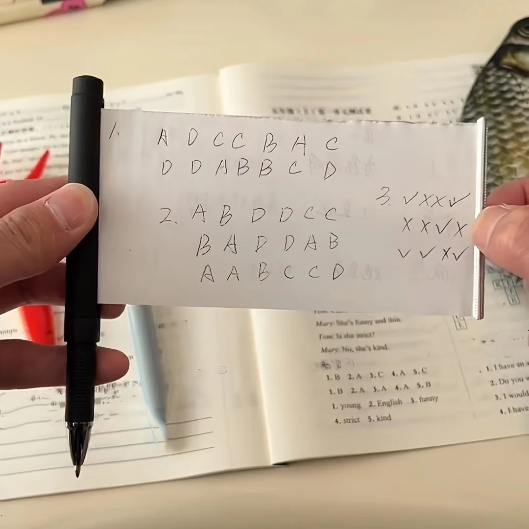 1 szt. wysuwany niewidoczny długopis – łatwy w użyciu, służy do dyskretnego pisania tajnych informacji, notatek lub podczas egzaminów