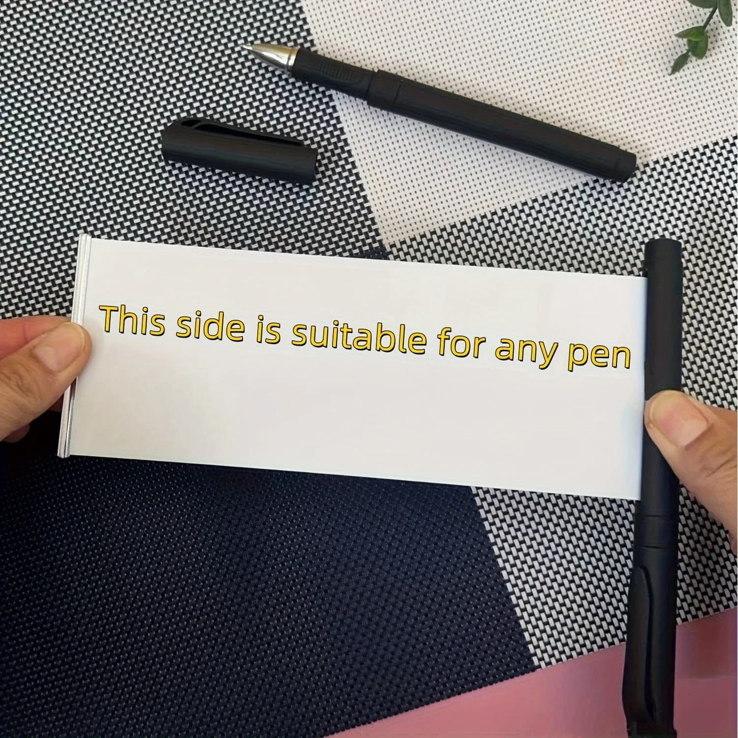 1 szt. wysuwany niewidoczny długopis – łatwy w użyciu, służy do dyskretnego pisania tajnych informacji, notatek lub podczas egzaminów